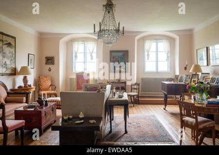 Knole Sofa und pakistanischen Teppich im Wohnzimmer mit roten chinesischen lackierte Brust und Flügel Stockfoto