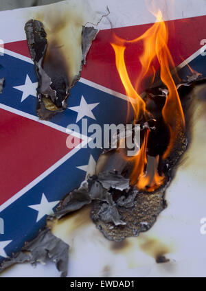 Los Angeles, Kalifornien, USA. 23. Juni 2015. Demonstranten verbrennen eine Papier Konföderierten Flagge während einer Kundgebung in Los Angeles am Dienstag, 23. Juni 2015. Eine Koalition von afroamerikanischen Aktivisten in einem Konföderierten Flagge brennenden Zeremonie und Kundgebung zur Unterstützung der Aufruf von South Carolina Gouverneur Nikki Haley, dass die Konföderierten Flagge aus dem Gelände des State Capitol entfernt werden. Bildnachweis: Ringo Chiu/ZUMA Draht/Alamy Live-Nachrichten Stockfoto