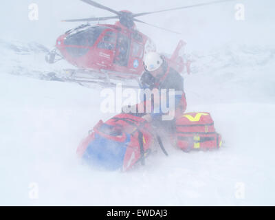 Rettungspersonal trägt dazu bei, dass ein verletzter Skifahrer im Skigebiet von Zermatt in den Schweizer Alpen. Der Notarzt schützt Stockfoto