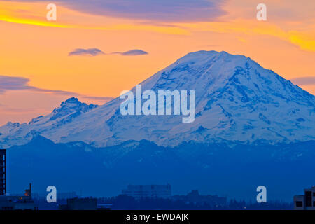 Sonnenaufgang über dem Mount Rainier (nach Westen) im US-Bundesstaat Washington, USA. Stockfoto