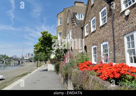 Riverside Häuser am Strand auf der grünen Chiswick West London Stockfoto