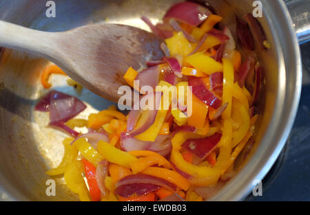 Gehackte Paprika und Zwiebeln in einer Pfanne braten Stockfoto