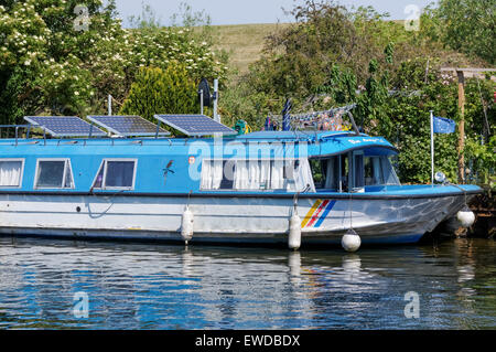 Boot mit Solarzellen auf Fluss Lea, London England United Kingdom UK Stockfoto