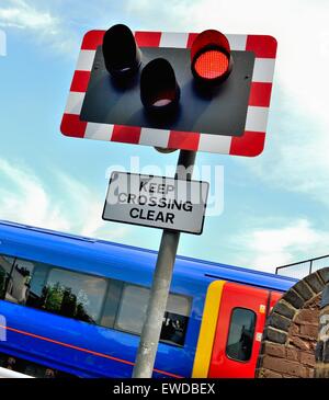 Nahaufnahme von Eisenbahn Bahnübergang Warnschild Chiswick London UK Stockfoto