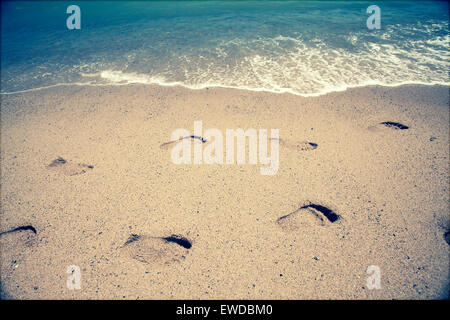 Spuren im Sand am Strand - Stil Retro Foto Stockfoto