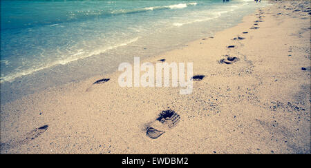 Spuren im Sand am Strand - Stil Retro Foto Stockfoto