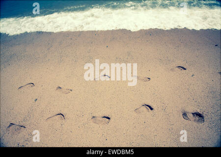 Spuren im Sand am Strand - Stil Retro Foto Stockfoto