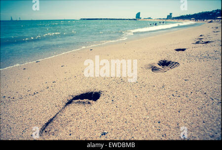 Spuren im Sand am Strand - Stil Retro Foto Stockfoto