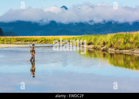 Jäger mit Gewehr Kreuzung Bach, Alexander Archipel, südöstlichen Alaska, USA Stockfoto