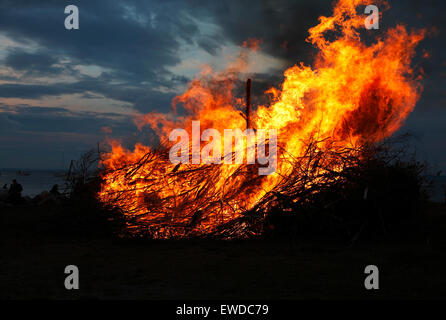 Nivaa Hafen, nördlich von Kopenhagen, Dänemark. 23. Juni 2015. St. John es Eve, die Johannisnacht oder Sankthansaften in Dänemark wird bei Sonnenuntergang von Beleuchtung Lagerfeuer gefeiert. Stroh und Rag Hexe befindet sich auf dem Lagerfeuer, bevor es beleuchtet ist und Zeit für die traditionelle Rede und Johanni-Songs. Die Lagerfeuer-Veranstaltungen, einschließlich einer kulturellen Rede von einer bekannten Person und das Singen der traditionellen Midsummer Song werden von den meisten Kommunen im ganzen Land statt. Aber lokale Lagerfeuer und feiern Partys fast überall angeordnet sind. Bildnachweis: Niels Quist/Alamy Live-Nachrichten Stockfoto