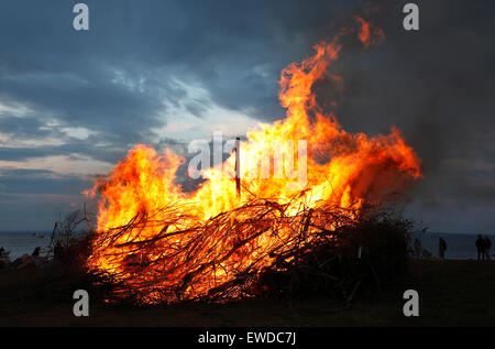 Nivaa Hafen, nördlich von Kopenhagen, Dänemark. 23. Juni 2015. St. John es Eve, die Johannisnacht oder Sankthansaften in Dänemark wird bei Sonnenuntergang von Beleuchtung Lagerfeuer gefeiert. Stroh und Rag Hexe befindet sich auf dem Lagerfeuer, bevor es beleuchtet ist und Zeit für die traditionelle Rede und Johanni-Songs. Die Lagerfeuer-Veranstaltungen, einschließlich einer kulturellen Rede von einer bekannten Person und das Singen der traditionellen Midsummer Song werden von den meisten Kommunen im ganzen Land statt. Aber lokale Lagerfeuer und feiern Partys fast überall angeordnet sind. Bildnachweis: Niels Quist/Alamy Live-Nachrichten Stockfoto