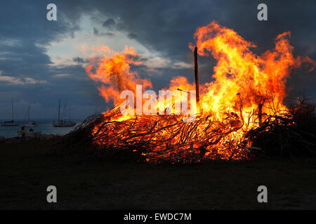 Nivaa Hafen, nördlich von Kopenhagen, Dänemark. 23. Juni 2015. St. John es Eve, die Johannisnacht oder Sankthansaften in Dänemark wird bei Sonnenuntergang von Beleuchtung Lagerfeuer gefeiert. Stroh und Rag Hexe befindet sich auf dem Lagerfeuer, bevor es beleuchtet ist und Zeit für die traditionelle Rede und Johanni-Songs. Die Lagerfeuer-Veranstaltungen, einschließlich einer kulturellen Rede von einer bekannten Person und das Singen der traditionellen Midsummer Song werden von den meisten Kommunen im ganzen Land statt. Aber lokale Lagerfeuer und feiern Partys fast überall angeordnet sind. Bildnachweis: Niels Quist/Alamy Live-Nachrichten Stockfoto