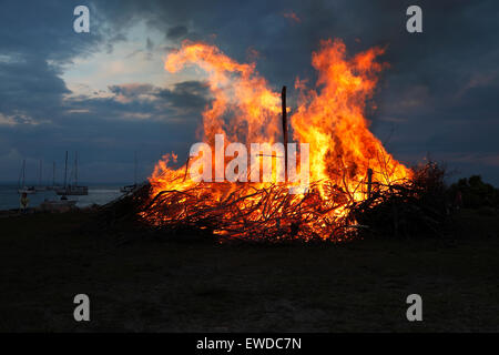 Nivaa Hafen, nördlich von Kopenhagen, Dänemark. 23. Juni 2015. St. John es Eve, die Johannisnacht oder Sankthansaften in Dänemark wird bei Sonnenuntergang von Beleuchtung Lagerfeuer gefeiert. Stroh und Rag Hexe befindet sich auf dem Lagerfeuer, bevor es beleuchtet ist und Zeit für die traditionelle Rede und Johanni-Songs. Die Lagerfeuer-Veranstaltungen, einschließlich einer kulturellen Rede von einer bekannten Person und das Singen der traditionellen Midsummer Song werden von den meisten Kommunen im ganzen Land statt. Aber lokale Lagerfeuer und feiern Partys fast überall angeordnet sind. Bildnachweis: Niels Quist/Alamy Live-Nachrichten Stockfoto