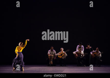 London. VEREINIGTES KÖNIGREICH. 23. Juni 2015. Paco Peña Dance Company präsentiert Flamencura Sadler es Wells. Bildnachweis: Danilo Moroni/Alamy Live-Nachrichten Stockfoto