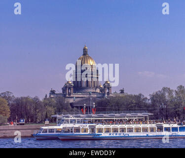 Leningrad, Russland. 3. Mai 1984. Die goldene Kuppel der Wahrzeichen St. Isaak Russisch-orthodoxe Kathedrale und staatliches Museum erhebt sich über die touristischen Boote am Ufer des Flusses Newa in Leningrad (heute Sankt Petersburg). Es widmet sich der St. Isaak von Dalmatien, Schutzpatron von Peter dem großen, Gründer der Stadt und ist eine Lieblings Touristenattraktion. © Arnold Drapkin/ZUMA Draht/Alamy Live-Nachrichten Stockfoto