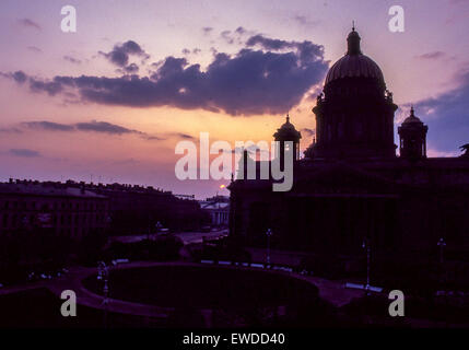 Leningrad, Russland. 3. Mai 1984. Die große Kuppel der russisch-orthodoxe Kathedrale und Landesmuseum, das berühmte Wahrzeichen St. Isaac ist Silhouette durch die berühmten weißen Nächte von Leningrad (St. Petersburg). Es ist St. Isaak von Dalmatien, Schutzpatron von Peter dem großen, Gründer der Stadt gewidmet. Es ist einer beliebtesten touristischen Atrtraction. © Arnold Drapkin/ZUMA Draht/Alamy Live-Nachrichten Stockfoto