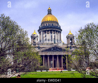 Leningrad, Russland. 3. Mai 1984. Wahrzeichen St. Isaac Russisch-orthodoxe Kathedrale und Landesmuseum mit seiner goldenen Kuppel in Leningrad (heute Sankt Petersburg) gefeiert. Es widmet sich der St. Isaak von Dalmatien, Schutzpatron von Peter dem großen, Gründer der Stadt und ist eine Lieblings Touristenattraktion. © Arnold Drapkin/ZUMA Draht/Alamy Live-Nachrichten Stockfoto