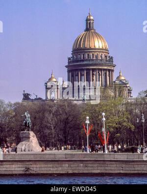 Leningrad, Russland. 3. Mai 1984. Die goldene Kuppel der Wahrzeichen St. Isaak Russisch-orthodoxe Kathedrale und staatliches Museum erhebt sich über die Bäume am Ufer des Flusses Newa in Leningrad (heute Sankt Petersburg). Es widmet sich der St. Isaak von Dalmatien, Schutzpatron von Peter dem großen, Gründer der Stadt und ist eine Lieblings Touristenattraktion. Auf der linken Seite ist der eherne Reiter, berühmte Reiterstatue von Peter dem großen in Auftrag gegeben von Katharina die großen. © Arnold Drapkin/ZUMA Draht/Alamy Live-Nachrichten Stockfoto