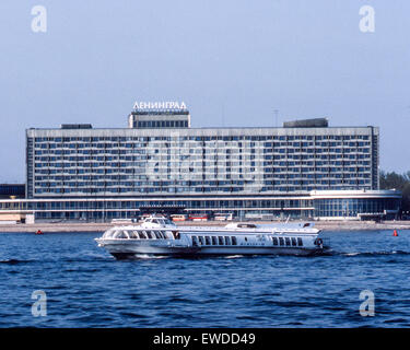 Leningrad, Russland. 3. Mai 1984. Ein Tragflügelboot Ausflugsschiff auf der Newa übergibt das Hotel Leningrad (jetzt umbenannt im Hotel St Petersburg), am Pirogovskaya Ufer, direkt gegenüber der berühmten historischen Kreuzer Aurora. © Arnold Drapkin/ZUMA Draht/Alamy Live-Nachrichten Stockfoto