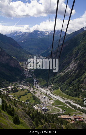 Courmayeur, Italien, 23. Juni 2015. Blick vom Mont-Blanc-Seilbahn nach Courmayeur und Aosta-Tal. Der Skyway-Seilbahn verbindet die Stadt Courmayeur mit Pointe Helbronner (3.466 m) im Mont-Blanc-Massiv. Stockfoto