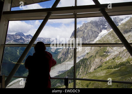 Courmayeur, Italien, 23. Juni 2015. Ein Besucher schaut im Val Veny Landschaft aus Pavillon du Mont Frety am Mont Blanc-Seilbahn. Der Skyway-Seilbahn verbindet die Stadt Courmayeur mit Pointe Helbronner (3.466 m) im Mont-Blanc-Massiv. Stockfoto