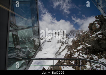 Courmayeur, Italien, 23. Juni 2015. Blick von innen Pointe Helbronner Bahnhof in Richtung Mont Blanc (durch Wolken verdeckt). Der Skyway-Seilbahn verbindet die Stadt Courmayeur mit Pointe Helbronner (3.466 m) im Mont-Blanc-Massiv. Stockfoto