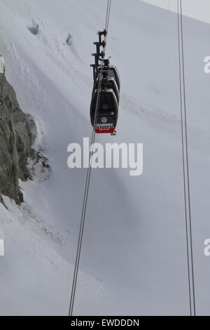 Courmayeur, Italien, 23. Juni 2015. Die Kabinen verbinden Aiguille du Midi Bahnhof (3.778 m), Pointe Helbronner (3.466 m) im Mont-Blanc-Massiv. Stockfoto