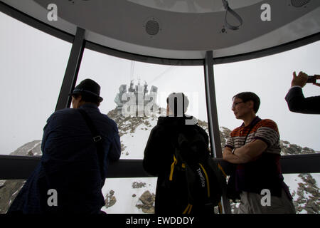 Courmayeur, Italien, 23rd. Juni 2015. Die Besucher erreichen die Station Pointe Helbronner der neuen Skyway-Seilbahn, die Courmayeur mit Pointe Helbronner (3.466 m) im Mont-Blanc-Massiv verbindet. Stockfoto