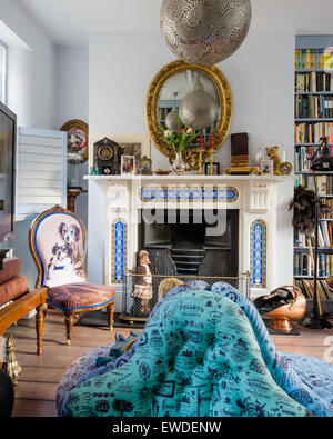 Trio der geknöpfte viktorianischen Sessel gepolstert in Corys Karte Stoff im Wohnzimmer mit Kamin und Visitorian upholstere Stockfoto