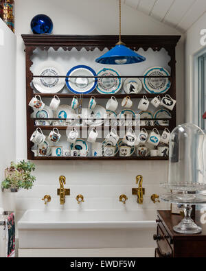 Charlotte Cory Krokodil Geschirr auf eine alte Wand Kommode über große Belfast Waschbecken angezeigt Stockfoto