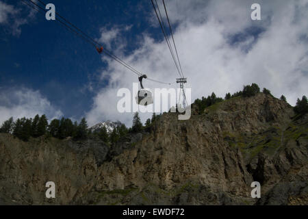 Courmayeur, Italien. 23. Juni 2015. Eine Gondel der Skyway-Seilbahn, die die Stadt Courmayeur im Mont-Blanc-Massiv mit Pointe Helbronner (3.466 m) verbindet. © Marco Destefanis/Pacific Press/Alamy Live-Nachrichten Stockfoto