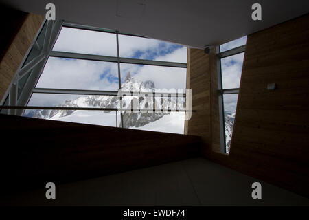 Courmayeur, Italien. 23. Juni 2015. Bergen, Blick vom in Pointe Halbronner Station. Der Skyway-Seilbahn verbindet die Stadt Courmayeur mit Pointe Helbronner (3.466 m) im Mont-Blanc-Massiv. © Marco Destefanis/Pacific Press/Alamy Live-Nachrichten Stockfoto