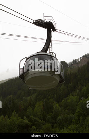 Courmayeur, Italien. 23. Juni 2015. Eine Gondel der Skyway-Seilbahn, die die Stadt Courmayeur im Mont-Blanc-Massiv mit Pointe Helbronner (3.466 m) verbindet. © Marco Destefanis/Pacific Press/Alamy Live-Nachrichten Stockfoto