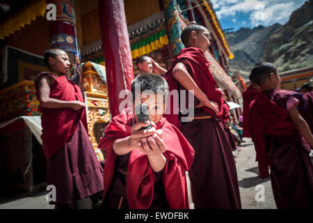 Junge Mönche spielen mit Kunststoff Gewehren während Hemis Festival in Ladakh, Indien. Stockfoto