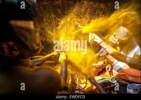 Anhänger nehmen Teil Kodungalloor Bharani Festival in Kerala, Indien. Stockfoto