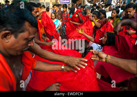 Anhänger nehmen Teil Kodungalloor Bharani Festival in Kerala, Indien. Stockfoto