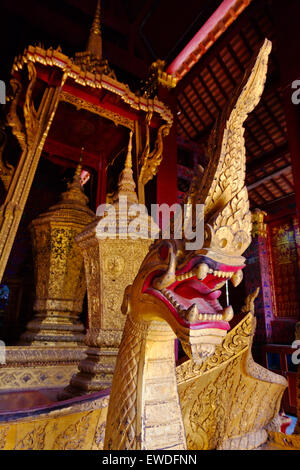 Vergoldete geschnitzte Schwimmer innerhalb der buddhistischen WAT XIENG THONG (Tempel der goldenen Stadt), erbaut im Jahre 1560 - LUANG PRABANG, LAOS Stockfoto