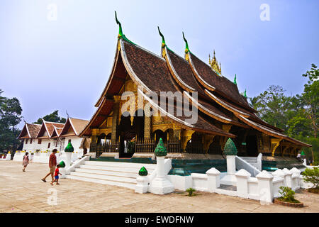 Der buddhistische WAT XIENG THONG (Tempel der goldenen Stadt), gebaut im Jahre 1560 - LUANG RACHENTUPFER, LAOS Stockfoto