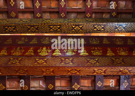 Schablone Designs auf dem Dach des WAT XIENG THONG (Tempel der goldenen Stadt), erbaut im Jahre 1560 - LUANG PRABANG, LAOS Stockfoto