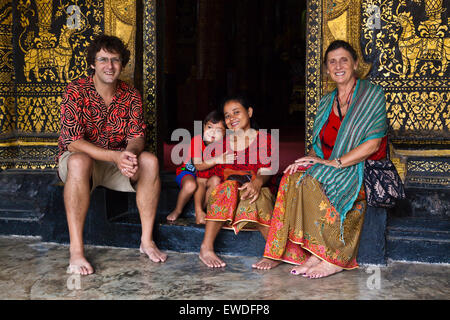 Familie in der Tür des WAT XIENG THONG (Tempel der goldenen Stadt), erbaut im Jahre 1560 - LUANG PRABANG, LAOS Herr Stockfoto