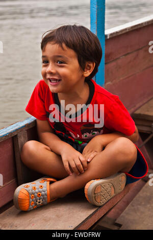 VAJRA LOVELL GARRETT in einem Boot auf dem MEKONG Fluss - LUANG PRABANG, LAOS Herr Stockfoto