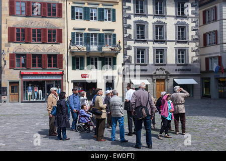 Gruppe von Touristen auf einer geführten Tour in der Altstadt von Luzern, Schweiz Stockfoto