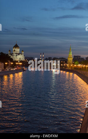 Einen Abend Blick auf dem Moskau-Fluss, gegenüber der Kathedrale von Christus dem Erlöser mit dem Kreml-Turm auf der rechten Seite. Stockfoto