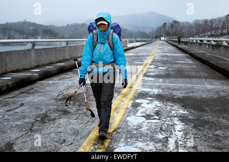 Ein Wanderer durchquert Fontana Dam in North Carolina Stockfoto