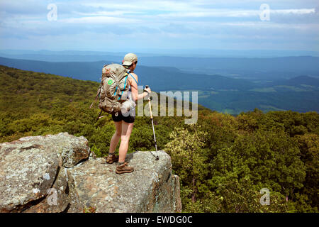 Ein Wanderer auf der Suche über ein Tal Stockfoto