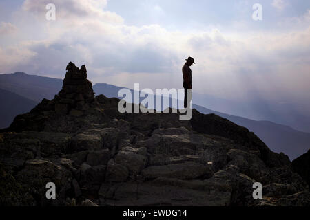 Ein Wanderer stehend auf Mt Madison in den White Mountains. Stockfoto