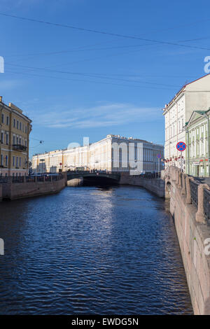 Am frühen Morgen entlang des Flusses Moyka in St. Petersburg, Russland.  The General Staff Building ist Mitte-frame Stockfoto