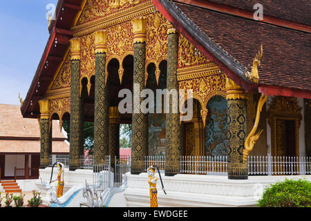 Aufwendige Spalten und Fassade eines buddhistischen Tempels - LUANG PRABANG, LAOS Stockfoto