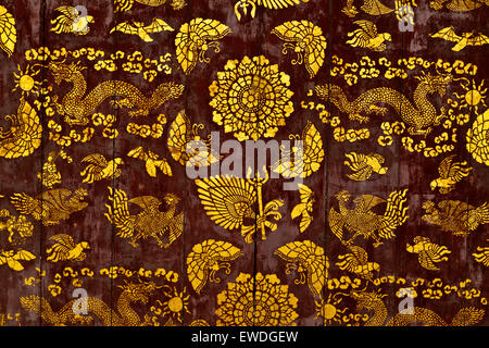 Schablone Drachen & PHONEIX Decke Designs auf einen buddhistischen Tempel - LUANG PRABANG, LAOS Stockfoto