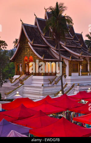 Die HAW PHA BANG oder königliche Tempel sitzt über dem berühmten Nachtmarkt - LUANG PRABANG, LAOS Stockfoto